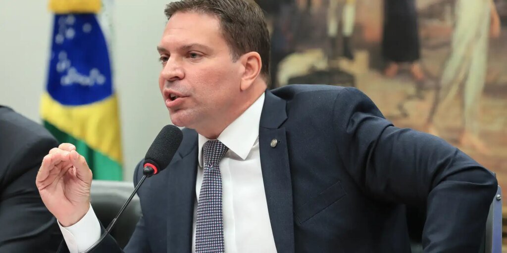 Governo brasileiro entrega pedido de extradição de Ramagem aos EUA