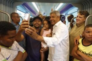 Moradores do Subúrbio Ferroviário participam da primeira viagem-teste do VLT com a comunidade, no trecho Calçada-Lobato