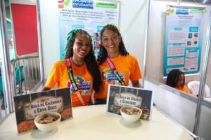 Estudantes produzem bala de mel fortificada com plantas medicinais