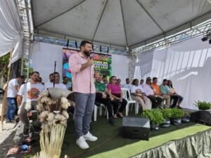 Agricultura familiar ganha reforço em Araci com entrega de mudas, equipamento de irrigação e títulos de domínio