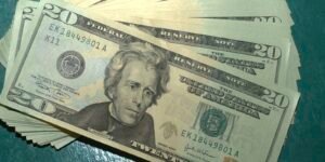 Apesar de guerra, dólar cai 1,27%, e bolsa sobe 3% na semana