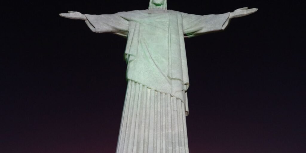 Cristo Redentor é iluminado com mensagens de campanha contra violência