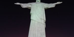 Cristo Redentor é iluminado com mensagens de campanha contra violência
