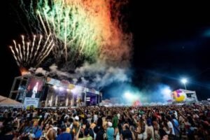 Festivais de Arembepe e Trancoso atraem turistas nacionais e estrangeiros ao litoral baiano