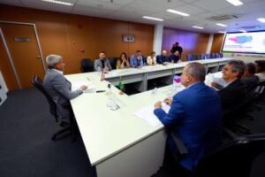 Governador recebe prefeito de Manoel Vitorino e discute investimentos para o município