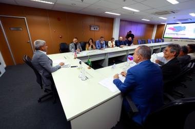 Governador recebe prefeito de Manoel Vitorino e discute investimentos para o município