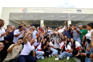 Governo do Estado inaugura colégio de tempo integral em Cândido Sales e autoriza construção de 90 moradias do Minha Casa, Minha Vida