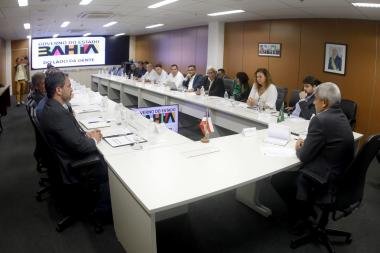 Riacho de Santana recebe ônibus escolar, ambulâncias e investimentos na pavimentação do Governo do Estado