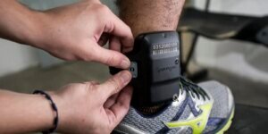 Senado aprova uso imediato de tornozeleira por agressor de mulher