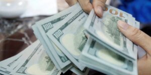 Dólar sobe a R$ 5, e bolsa cai 2% em dia de tensão global