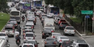 Gasolina e alimentos pressionam, e prévia da inflação sobe para 0,89%