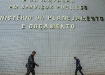 Gasto com pessoal e benefícios fiscais terão limite a partir de 2027