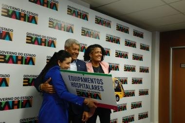 Governo se reúne com prefeita de Dário Meira e entrega veículos