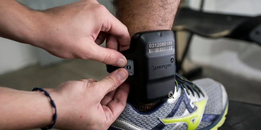 PM relata ao STF troca do carregador da tornozeleira de Bolsonaro