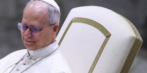 Papa Leão XIV critica mundo "devastado por tiranos"