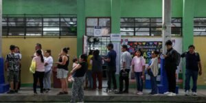 Peru: ultraconservador e esquerda disputam voto a voto para 2º turno