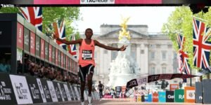 Queniano se torna primeiro atleta a correr maratona abaixo de 2 horas