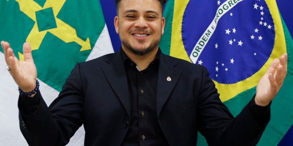 .Adotado por holandeses, cantor sonha em voltar a viver no Brasil