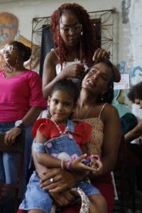 Comunidades do entorno das obras do VLT participam de ação especial em homenagem ao Dia das Mães