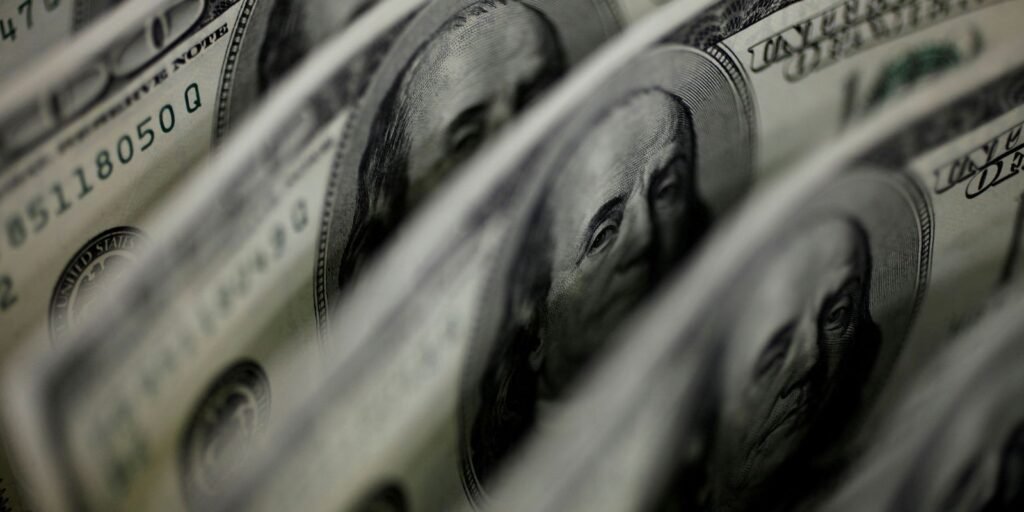Dólar cai a R$ 4,91 e fecha no menor valor em 27 meses