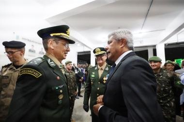 Governador acompanha passagem de comando da 6ª Região Militar na capital baiana