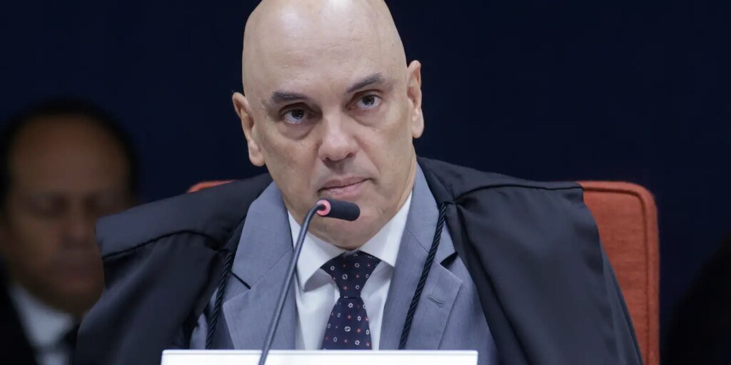 Moraes pede parecer da PGR sobre incluir Jair e Flávio em inquérito