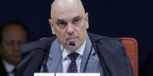 Moraes pede parecer da PGR sobre incluir Jair e Flávio em inquérito