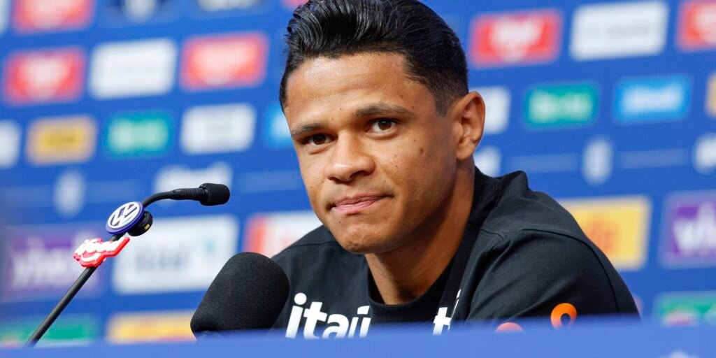 Aposta de Ancelotti, Douglas Santos explica apoio tático a Vini Jr.