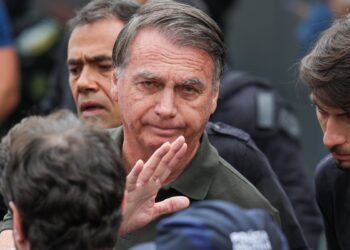 Delegado pede ao STF para ouvir Bolsonaro sobre arma apreendida