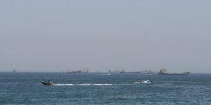 EUA lançam novos ataques ao Irã; forças iranianas fecham Ormuz
