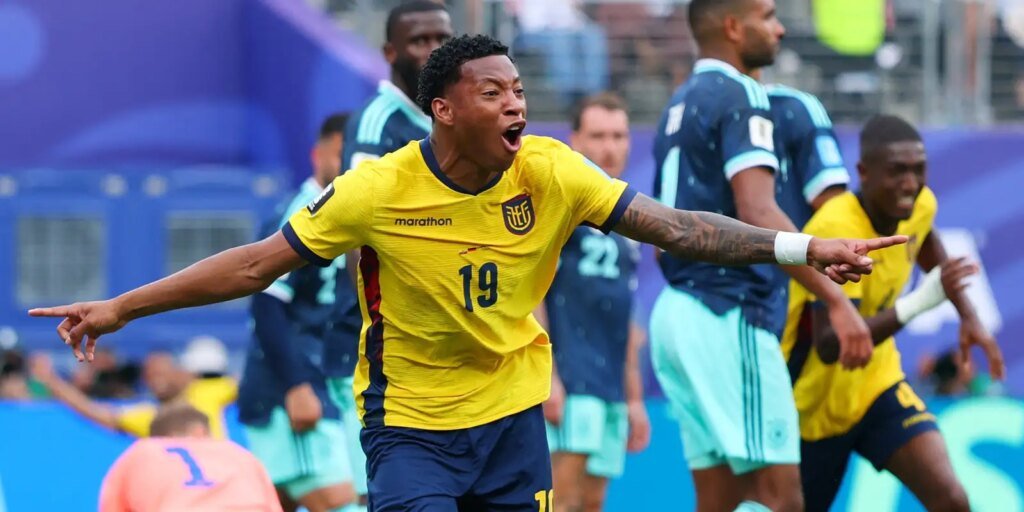 Equador vence Alemanha de virada e carimba vaga no mata-mata da Copa