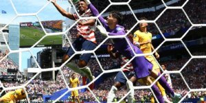 Estados Unidos bate a Austrália e fica perto da classificação