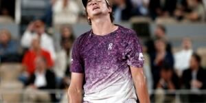 João Fonseca luta, mas dá adeus a Roland Garros após revés para Mensik