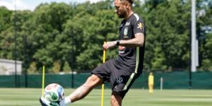 Neymar volta a treinar com a seleção a 2 dias do jogo contra o Haiti