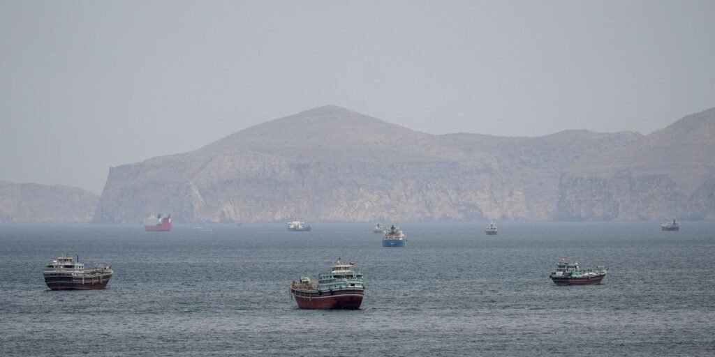 Petroleiro é atingido em Ormuz em meio a ataques entre Irã e EUA