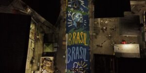 Pintura ressignifica rua marcada por operação letal no Rio de Janeiro