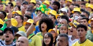 Torcedores se reúnem no centro de SP para assistir ao jogo do Brasil