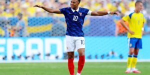 Com dois gols de Mbappé, França despacha Suécia e avança às oitavas