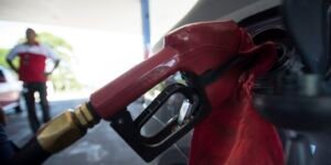 Com nova alta mundial do petróleo, governo mantém desconto na gasolina