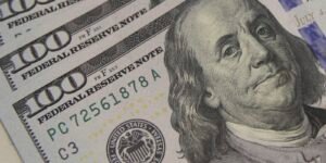 Dólar cai ao menor nível em quase dois meses, com alívio externo