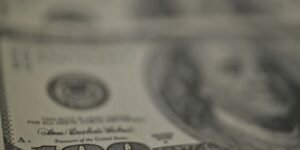 Dólar recua, bolsa cai e petróleo dispara com tensão no Oriente Médio