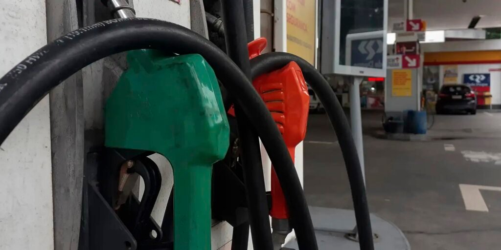 Gasolina com 32% de etanol deve ser R$ 0,03 mais barata, diz ministro