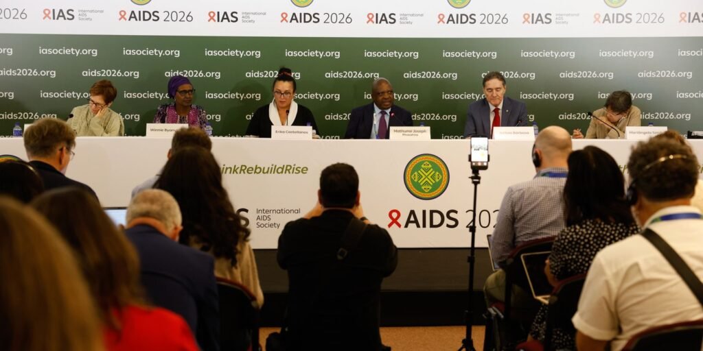 Infecções e mortes por HIV caem, mas falta de recursos ameaça avanços