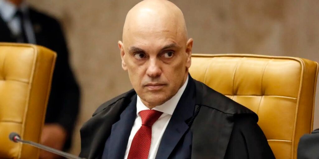 Moraes suspende visitas de Flávio a Bolsonaro na prisão domiciliar