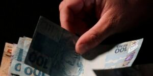 Trabalhadores nascidos em setembro e outubro recebem abono salarial