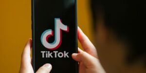 Brasil multa TikTok em R$ 153,7 mi por falhas em dados de adolescentes