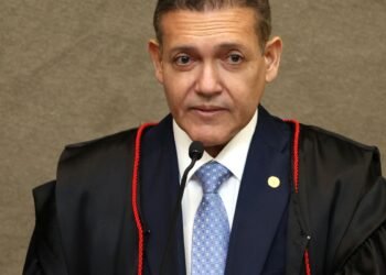 TSE atende Flávio e manda suspender canal do whatsapp Exército do Lula